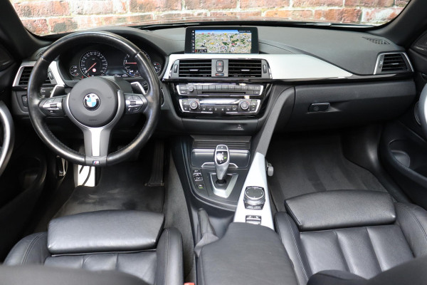 BMW 4 Serie Cabrio 430i High Executive M Sport Pakket Automaat / Navigatiesysteem Professional / Stuurwielverwarming / M Sportremsysteem / Leder / Achteruitrijcamera / Head-Up Display / Multifunctioneel Instrumentendisplay / Adaptieve LED-koplampen / Stoelverwarming / 19 Inch / Harman Kardon / Air Collar