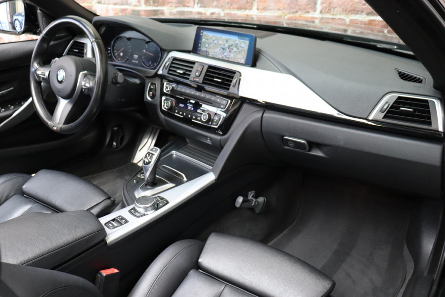 BMW 4 Serie Cabrio 430i High Executive M Sport Pakket Automaat / Navigatiesysteem Professional / Stuurwielverwarming / M Sportremsysteem / Leder / Achteruitrijcamera / Head-Up Display / Multifunctioneel Instrumentendisplay / Adaptieve LED-koplampen / Stoelverwarming / 19 Inch / Harman Kardon / Air Collar