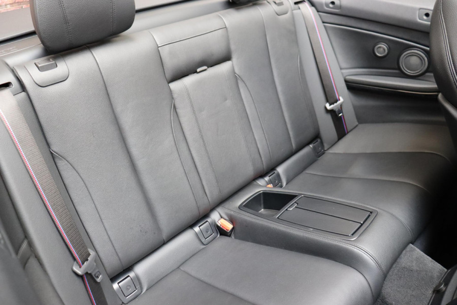 BMW 4 Serie Cabrio 430i High Executive M Sport Pakket Automaat / Navigatiesysteem Professional / Stuurwielverwarming / M Sportremsysteem / Leder / Achteruitrijcamera / Head-Up Display / Multifunctioneel Instrumentendisplay / Adaptieve LED-koplampen / Stoelverwarming / 19 Inch / Harman Kardon / Air Collar