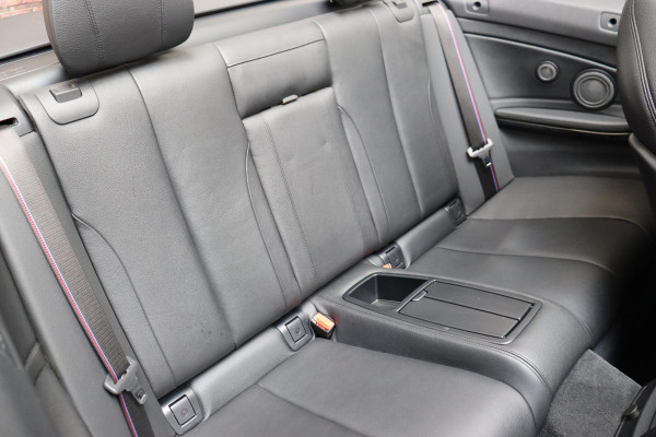 BMW 4 Serie Cabrio 430i High Executive M Sport Pakket Automaat / Navigatiesysteem Professional / Stuurwielverwarming / M Sportremsysteem / Leder / Achteruitrijcamera / Head-Up Display / Multifunctioneel Instrumentendisplay / Adaptieve LED-koplampen / Stoelverwarming / 19 Inch / Harman Kardon / Air Collar