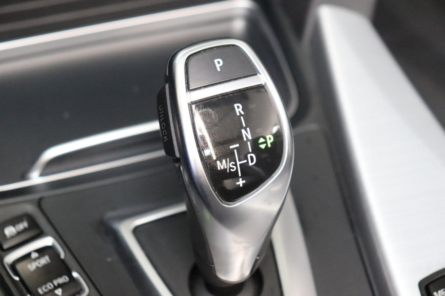 BMW 4 Serie Cabrio 430i High Executive M Sport Pakket Automaat / Navigatiesysteem Professional / Stuurwielverwarming / M Sportremsysteem / Leder / Achteruitrijcamera / Head-Up Display / Multifunctioneel Instrumentendisplay / Adaptieve LED-koplampen / Stoelverwarming / 19 Inch / Harman Kardon / Air Collar