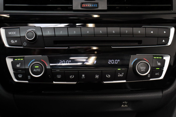 BMW 4 Serie Cabrio 430i High Executive M Sport Pakket Automaat / Navigatiesysteem Professional / Stuurwielverwarming / M Sportremsysteem / Leder / Achteruitrijcamera / Head-Up Display / Multifunctioneel Instrumentendisplay / Adaptieve LED-koplampen / Stoelverwarming / 19 Inch / Harman Kardon / Air Collar