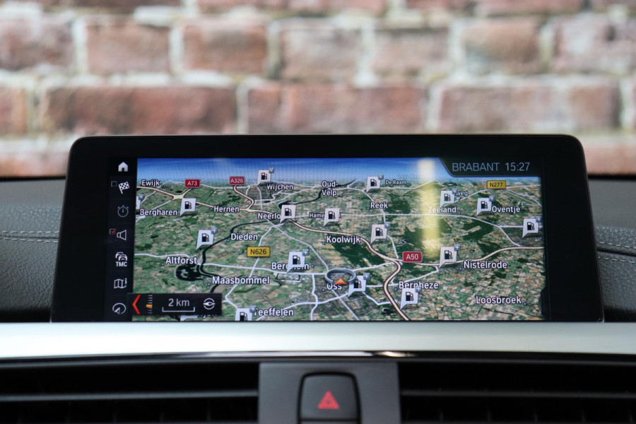 BMW 4 Serie Cabrio 430i High Executive M Sport Pakket Automaat / Navigatiesysteem Professional / Stuurwielverwarming / M Sportremsysteem / Leder / Achteruitrijcamera / Head-Up Display / Multifunctioneel Instrumentendisplay / Adaptieve LED-koplampen / Stoelverwarming / 19 Inch / Harman Kardon / Air Collar