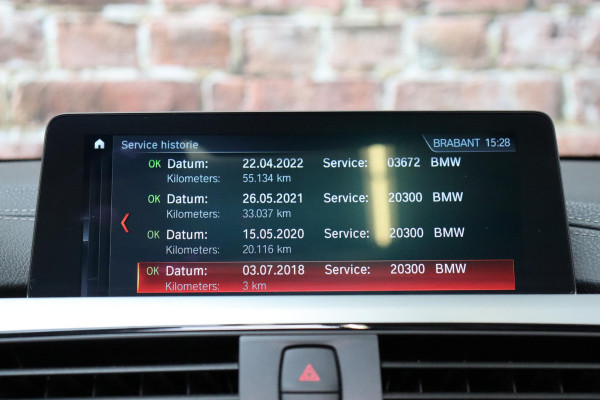 BMW 4 Serie Cabrio 430i High Executive M Sport Pakket Automaat / Navigatiesysteem Professional / Stuurwielverwarming / M Sportremsysteem / Leder / Achteruitrijcamera / Head-Up Display / Multifunctioneel Instrumentendisplay / Adaptieve LED-koplampen / Stoelverwarming / 19 Inch / Harman Kardon / Air Collar