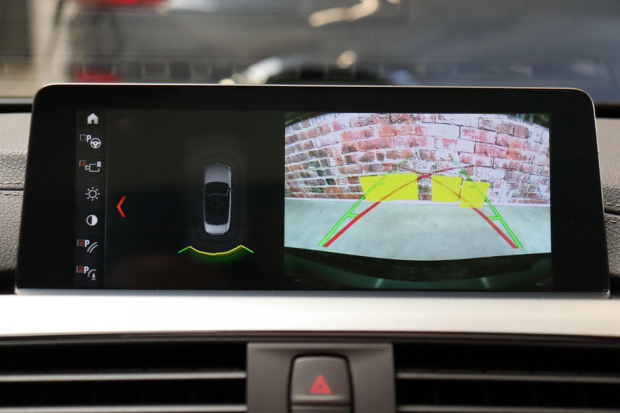 BMW 4 Serie Cabrio 430i High Executive M Sport Pakket Automaat / Navigatiesysteem Professional / Stuurwielverwarming / M Sportremsysteem / Leder / Achteruitrijcamera / Head-Up Display / Multifunctioneel Instrumentendisplay / Adaptieve LED-koplampen / Stoelverwarming / 19 Inch / Harman Kardon / Air Collar