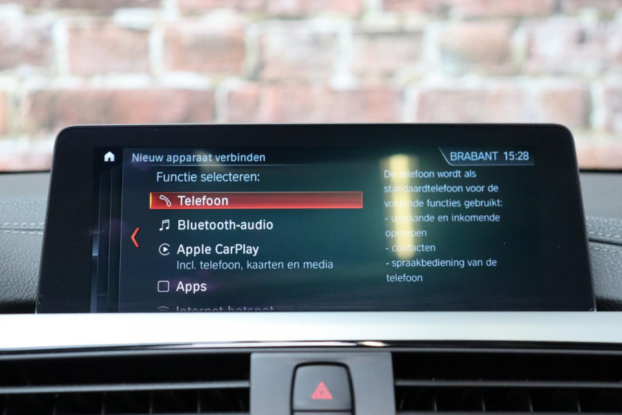 BMW 4 Serie Cabrio 430i High Executive M Sport Pakket Automaat / Navigatiesysteem Professional / Stuurwielverwarming / M Sportremsysteem / Leder / Achteruitrijcamera / Head-Up Display / Multifunctioneel Instrumentendisplay / Adaptieve LED-koplampen / Stoelverwarming / 19 Inch / Harman Kardon / Air Collar