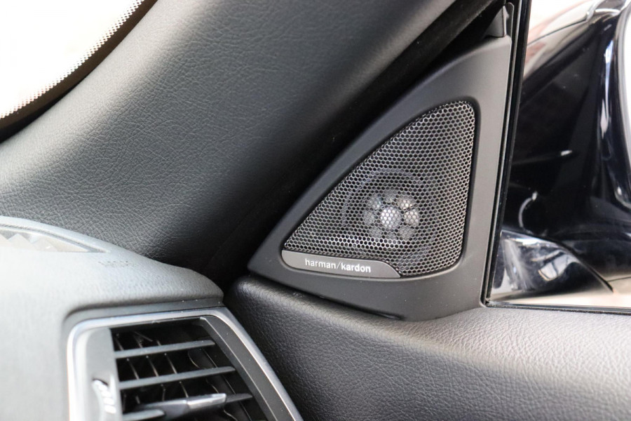 BMW 4 Serie Cabrio 430i High Executive M Sport Pakket Automaat / Navigatiesysteem Professional / Stuurwielverwarming / M Sportremsysteem / Leder / Achteruitrijcamera / Head-Up Display / Multifunctioneel Instrumentendisplay / Adaptieve LED-koplampen / Stoelverwarming / 19 Inch / Harman Kardon / Air Collar