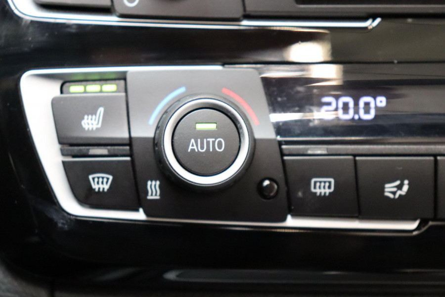 BMW 4 Serie Cabrio 430i High Executive M Sport Pakket Automaat / Navigatiesysteem Professional / Stuurwielverwarming / M Sportremsysteem / Leder / Achteruitrijcamera / Head-Up Display / Multifunctioneel Instrumentendisplay / Adaptieve LED-koplampen / Stoelverwarming / 19 Inch / Harman Kardon / Air Collar