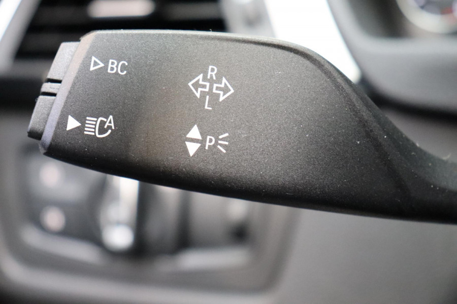 BMW 4 Serie Cabrio 430i High Executive M Sport Pakket Automaat / Navigatiesysteem Professional / Stuurwielverwarming / M Sportremsysteem / Leder / Achteruitrijcamera / Head-Up Display / Multifunctioneel Instrumentendisplay / Adaptieve LED-koplampen / Stoelverwarming / 19 Inch / Harman Kardon / Air Collar