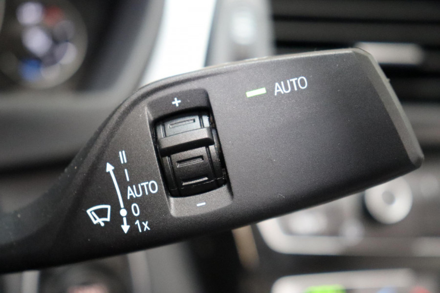 BMW 4 Serie Cabrio 430i High Executive M Sport Pakket Automaat / Navigatiesysteem Professional / Stuurwielverwarming / M Sportremsysteem / Leder / Achteruitrijcamera / Head-Up Display / Multifunctioneel Instrumentendisplay / Adaptieve LED-koplampen / Stoelverwarming / 19 Inch / Harman Kardon / Air Collar