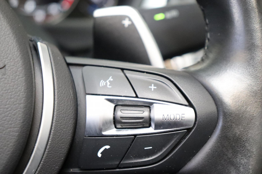 BMW 4 Serie Cabrio 430i High Executive M Sport Pakket Automaat / Navigatiesysteem Professional / Stuurwielverwarming / M Sportremsysteem / Leder / Achteruitrijcamera / Head-Up Display / Multifunctioneel Instrumentendisplay / Adaptieve LED-koplampen / Stoelverwarming / 19 Inch / Harman Kardon / Air Collar