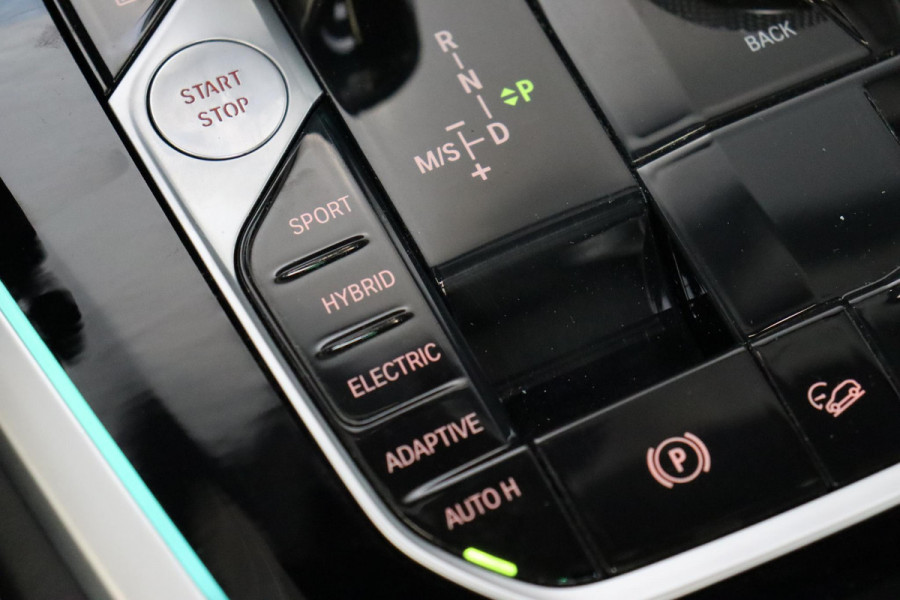 BMW X5 xDrive45e High Executive M Sport Pakket Automaat / Live Cockpit Professional / Panoramadak / Trekhaak / Active Steering / Luchtvering / Exklusiv Leder Nappa / Stoelmassage / Head-Up Display / 21 Inch / Harman Kardon / Driving Assistant / Adaptieve LED-koplamp / Comfortstoelen / Active Protection