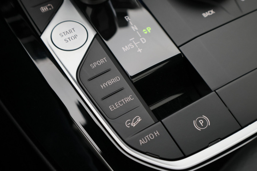 BMW X3 xDrive30e High Executive M-pakket Laser, Panoramadak, Leer, 360° Camera, Apple CarPlay, Head-Up, 20''