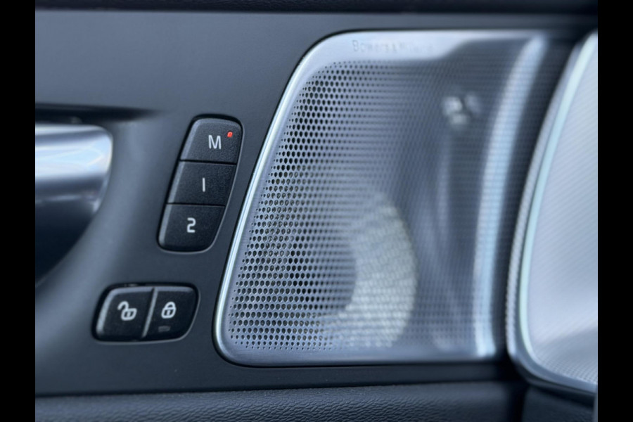 Volvo XC60 2.0 T8 Plug-in hybrid AWD 455PK Ultimate Dark Long Range|Pano|Luchtvering|Bowers & Wilkins|21"|
