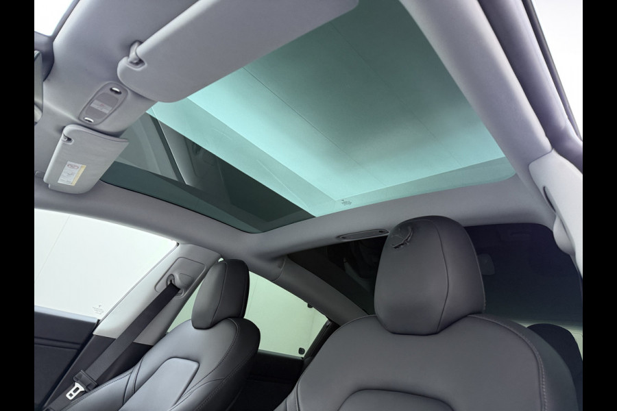 Tesla Model 3 Long Range AWD 75kWh AutoPilot Leder Panoramadak Adaptive-Cruise Camera's Elektr.-Stuur+Stoelen+Spiegels+Geheugen+Easy-Entry+Ver SOH 87% Navi LED DAB Voorverwarmen interieur Keyless One-Pedal-Drive 4WD Origineel Nederlandse Auto