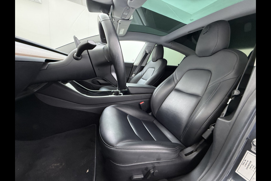 Tesla Model 3 Long Range AWD 75kWh AutoPilot Leder Panoramadak Adaptive-Cruise Camera's Elektr.-Stuur+Stoelen+Spiegels+Geheugen+Easy-Entry+Ver SOH 87% Navi LED DAB Voorverwarmen interieur Keyless One-Pedal-Drive 4WD Origineel Nederlandse Auto