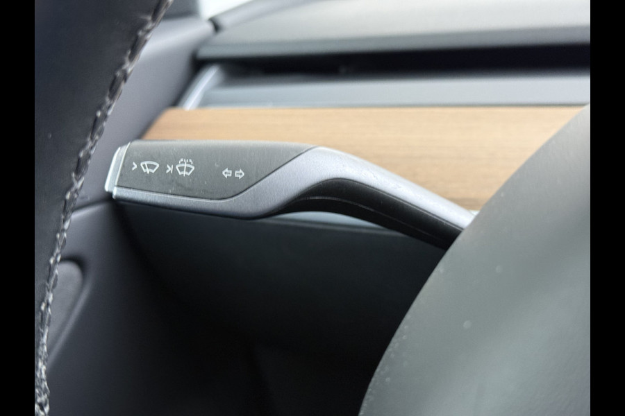 Tesla Model 3 Long Range AWD 75kWh AutoPilot Leder Panoramadak Adaptive-Cruise Camera's Elektr.-Stuur+Stoelen+Spiegels+Geheugen+Easy-Entry+Ver SOH 87% Navi LED DAB Voorverwarmen interieur Keyless One-Pedal-Drive 4WD Origineel Nederlandse Auto