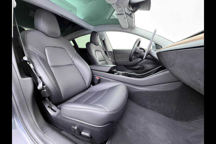 Tesla Model 3 Long Range AWD 75kWh AutoPilot Leder Panoramadak Adaptive-Cruise Camera's Elektr.-Stuur+Stoelen+Spiegels+Geheugen+Easy-Entry+Ver SOH 87% Navi LED DAB Voorverwarmen interieur Keyless One-Pedal-Drive 4WD Origineel Nederlandse Auto