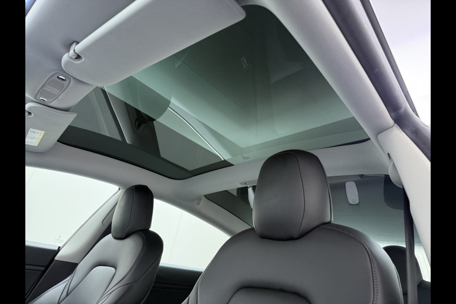 Tesla Model 3 SR+ 325PK LFP-Accu AutoPilot Leer Pano-Dak Adaptive Cruise Lmv 18" Camera's Elektr.-Stuur+Stoelen+Spiegels+Geheugen+Easy-Entry+V SOH 88% Ecc Navi Led DAB Voorverwarmen interieur via App Keyless One-Pedal-Drive Origineel Nederlandse Auto Fabrieksgarantie op Accu en Motor tot 11-12-2028/160.000km LFP accu dus 100% opladen!