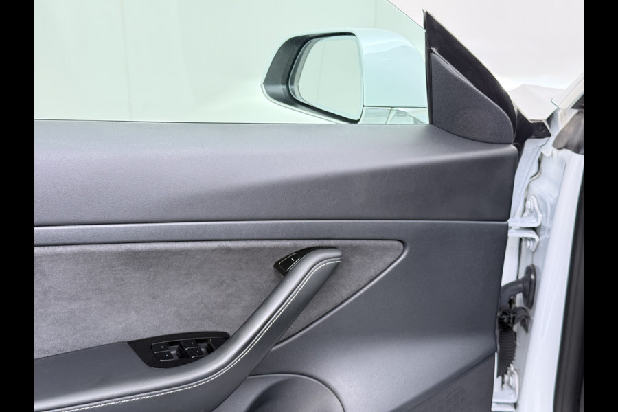 Tesla Model 3 SR+ 325PK LFP-Accu AutoPilot Leer Pano-Dak Adaptive Cruise Lmv 18" Camera's Elektr.-Stuur+Stoelen+Spiegels+Geheugen+Easy-Entry+V SOH 88% Ecc Navi Led DAB Voorverwarmen interieur via App Keyless One-Pedal-Drive Origineel Nederlandse Auto Fabrieksgarantie op Accu en Motor tot 11-12-2028/160.000km LFP accu dus 100% opladen!