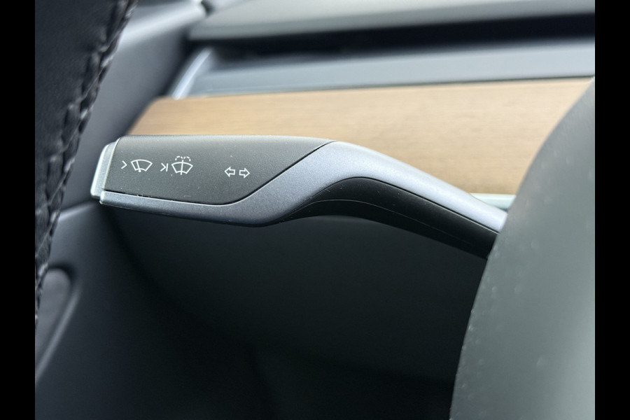 Tesla Model 3 SR+ 325PK LFP-Accu AutoPilot Leer Pano-Dak Adaptive Cruise Lmv 18" Camera's Elektr.-Stuur+Stoelen+Spiegels+Geheugen+Easy-Entry+V SOH 88% Ecc Navi Led DAB Voorverwarmen interieur via App Keyless One-Pedal-Drive Origineel Nederlandse Auto Fabrieksgarantie op Accu en Motor tot 11-12-2028/160.000km LFP accu dus 100% opladen!