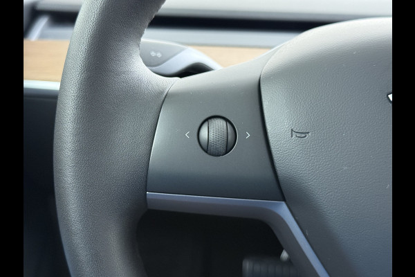 Tesla Model 3 SR+ 325PK LFP-Accu AutoPilot Leer Pano-Dak Adaptive Cruise Lmv 18" Camera's Elektr.-Stuur+Stoelen+Spiegels+Geheugen+Easy-Entry+V SOH 88% Ecc Navi Led DAB Voorverwarmen interieur via App Keyless One-Pedal-Drive Origineel Nederlandse Auto Fabrieksgarantie op Accu en Motor tot 11-12-2028/160.000km LFP accu dus 100% opladen!