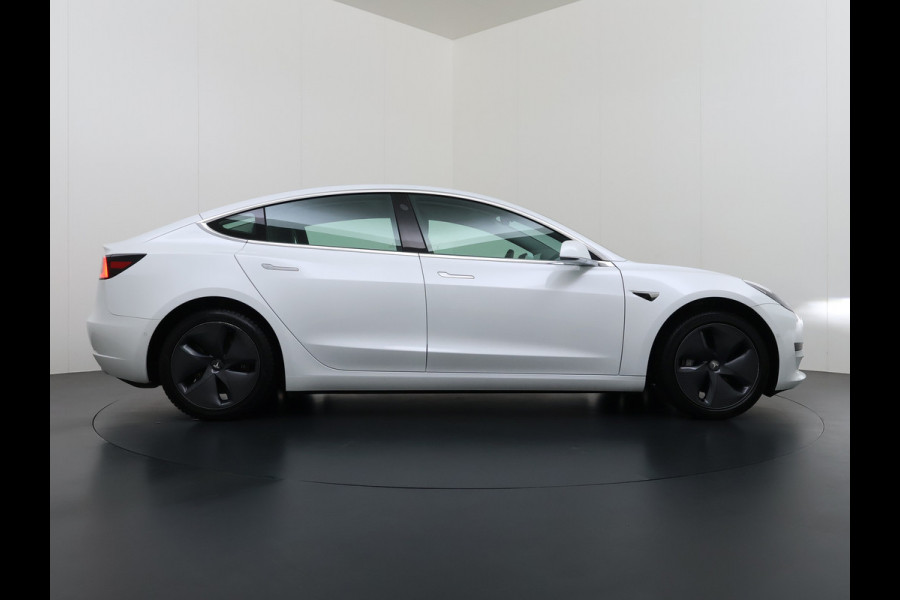 Tesla Model 3 SR+ 325PK LFP-Accu AutoPilot Leer Pano-Dak Adaptive Cruise Lmv 18" Camera's Elektr.-Stuur+Stoelen+Spiegels+Geheugen+Easy-Entry+V SOH 88% Ecc Navi Led DAB Voorverwarmen interieur via App Keyless One-Pedal-Drive Origineel Nederlandse Auto Fabrieksgarantie op Accu en Motor tot 11-12-2028/160.000km LFP accu dus 100% opladen!
