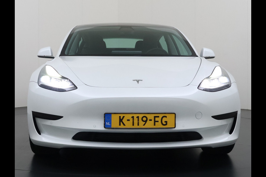 Tesla Model 3 SR+ 325PK LFP-Accu AutoPilot Leer Pano-Dak Adaptive Cruise Lmv 18" Camera's Elektr.-Stuur+Stoelen+Spiegels+Geheugen+Easy-Entry+V SOH 88% Ecc Navi Led DAB Voorverwarmen interieur via App Keyless One-Pedal-Drive Origineel Nederlandse Auto Fabrieksgarantie op Accu en Motor tot 11-12-2028/160.000km LFP accu dus 100% opladen!