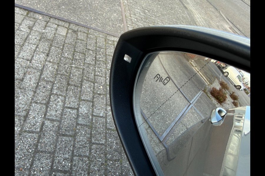 Volkswagen Golf 1.0 TSI 2018 DSG HIGH-LINE LED ACC KEYLESS NAP LUXE ALCANTARA