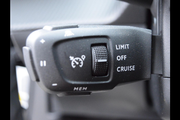 Peugeot 2008 1.2 Hybrid 136 Allure CAMERA MET SENSOREN | NAVI & CARPLAY | STOELVERWARMING |