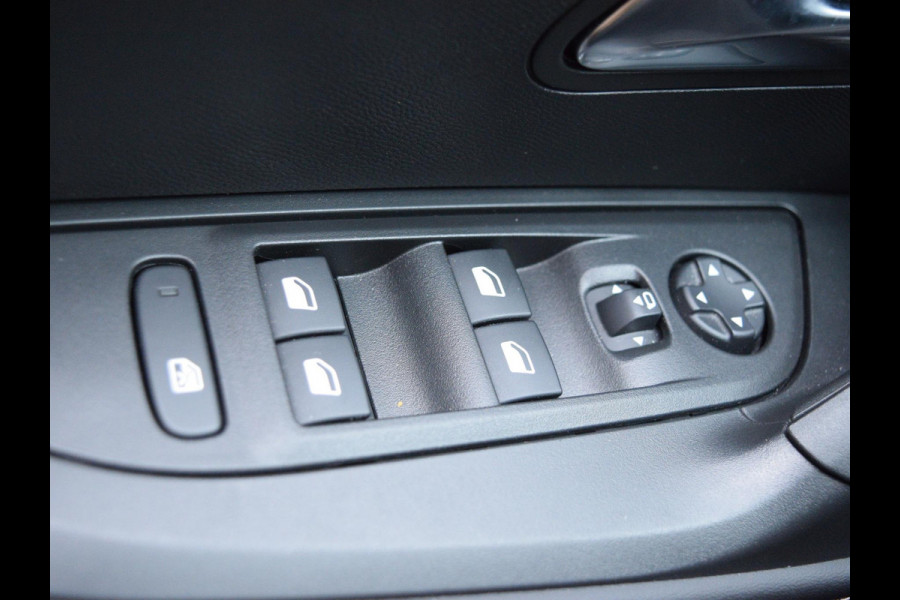 Peugeot 2008 1.2 Hybrid 136 Allure CAMERA MET SENSOREN | NAVI & CARPLAY | STOELVERWARMING |