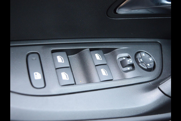 Peugeot 2008 1.2 Hybrid 136 Allure CAMERA MET SENSOREN | NAVI & CARPLAY | STOELVERWARMING |