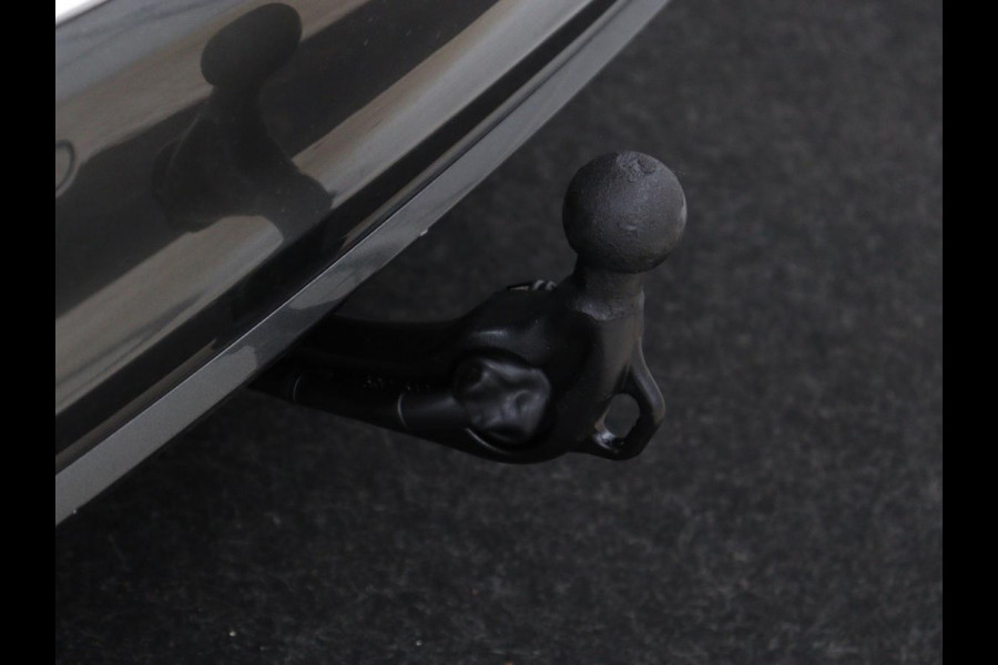 Ford Focus 1.5 EcoBoost ST Line X | Panoramadak | Trekhaak | Adaptive cruise | Stoelverwarming | Half leder | Camera | Carplay | Elektrische stoel | Stuurverwarming | Full LED | Navigatie | Climate control