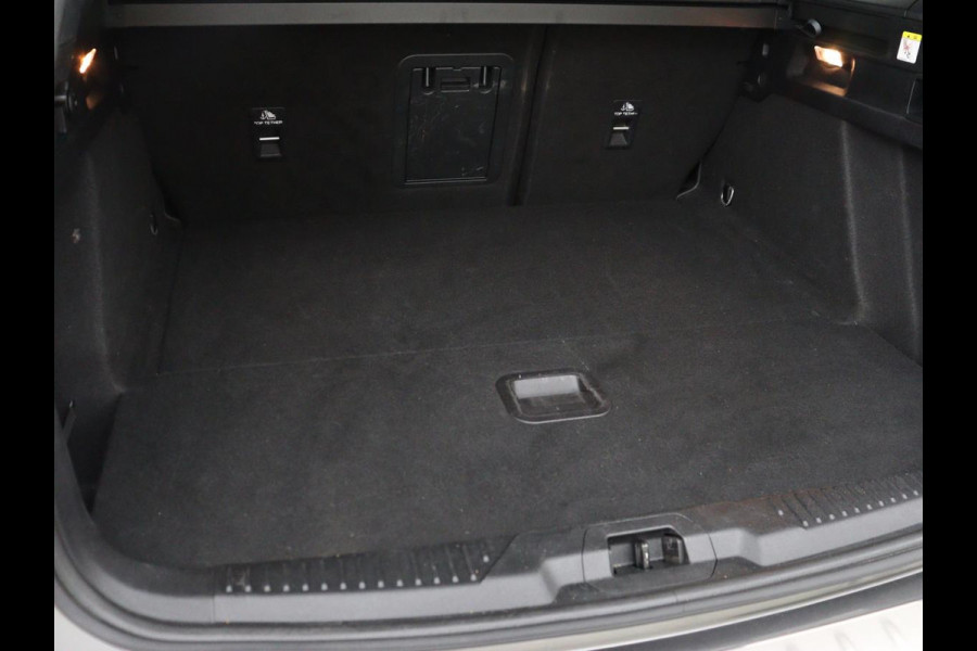 Ford Focus 1.5 EcoBoost ST Line X | Panoramadak | Trekhaak | Adaptive cruise | Stoelverwarming | Half leder | Camera | Carplay | Elektrische stoel | Stuurverwarming | Full LED | Navigatie | Climate control