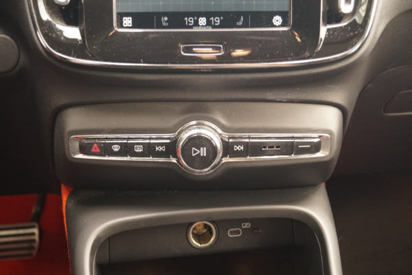 Volvo XC40 Recharge P8 AWD R-Design -SOH92%-PANO-NAVI-ECC-