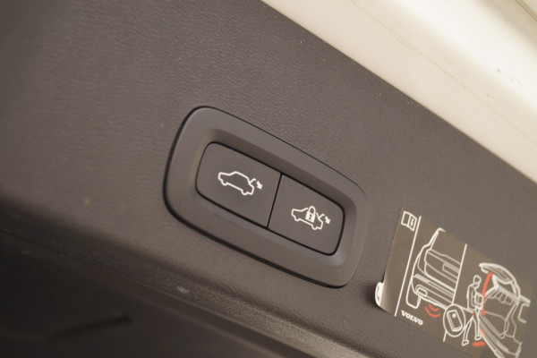 Volvo XC40 Recharge P8 AWD R-Design -SOH92%-PANO-NAVI-ECC-