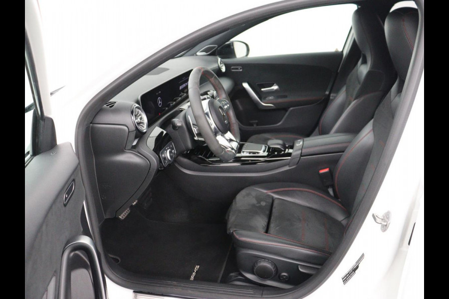 Mercedes-Benz A-Klasse AMG 35 4Matic Night | Panoramadak | Carplay | Widescreen | Stoelverwarming | Burmester | 360 camera | Sfeerverlichting | Leder/Alcantara | Navigatie