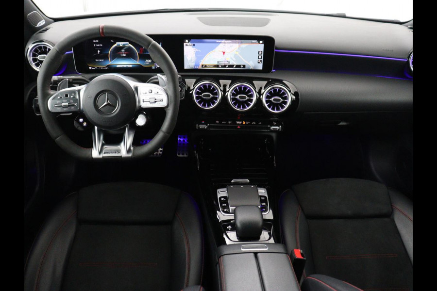 Mercedes-Benz A-Klasse AMG 35 4Matic Night | Panoramadak | Carplay | Widescreen | Stoelverwarming | Burmester | 360 camera | Sfeerverlichting | Leder/Alcantara | Navigatie