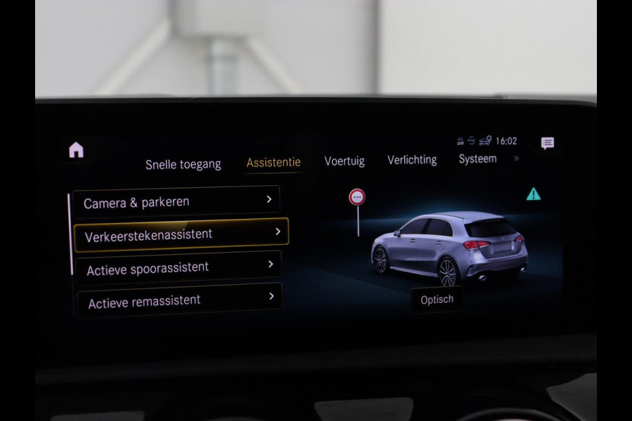 Mercedes-Benz A-Klasse AMG 35 4Matic Night | Panoramadak | Carplay | Widescreen | Stoelverwarming | Burmester | 360 camera | Sfeerverlichting | Leder/Alcantara | Navigatie