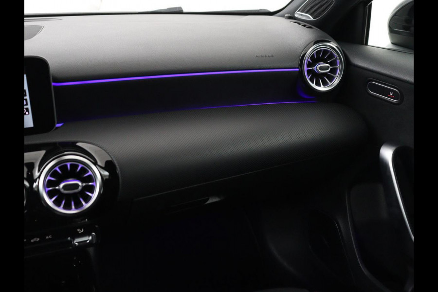 Mercedes-Benz A-Klasse AMG 35 4Matic Night | Panoramadak | Carplay | Widescreen | Stoelverwarming | Burmester | 360 camera | Sfeerverlichting | Leder/Alcantara | Navigatie