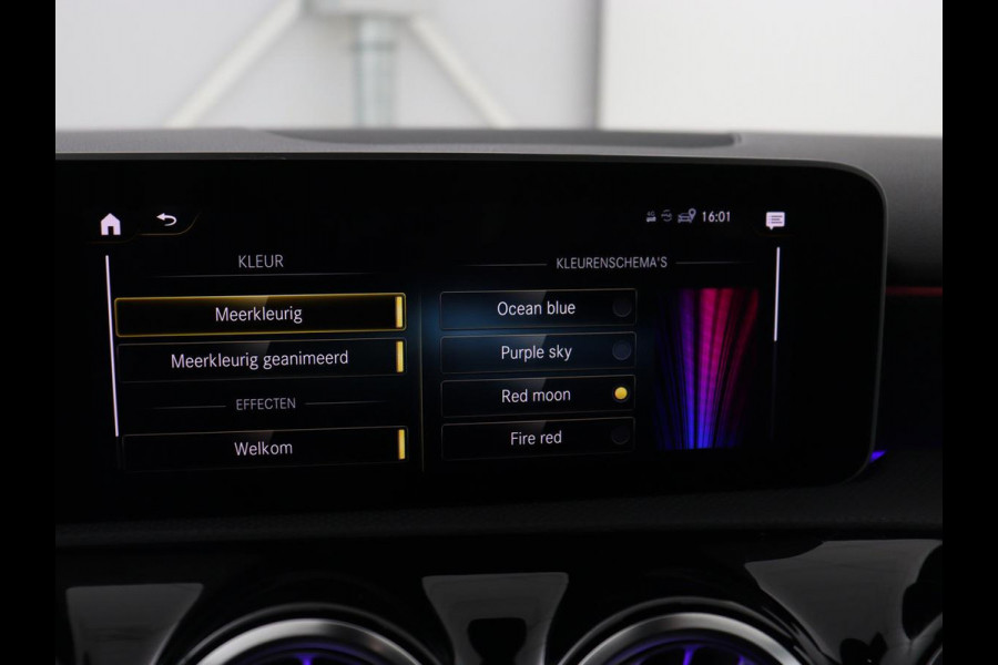 Mercedes-Benz A-Klasse AMG 35 4Matic Night | Panoramadak | Carplay | Widescreen | Stoelverwarming | Burmester | 360 camera | Sfeerverlichting | Leder/Alcantara | Navigatie