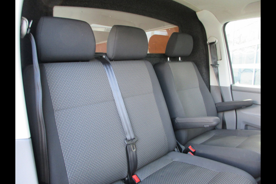 Volkswagen Transporter 2.0 TDI L1H1 airco navigatie trekhaak 3 zits