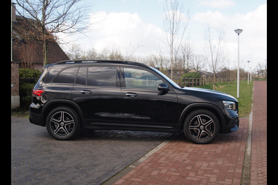 Mercedes-Benz Glb 200 Business Solution AMG 7 persoons | Panoramadak | Trekhaak | Burmester | Sfeerverlichting | Camera |
