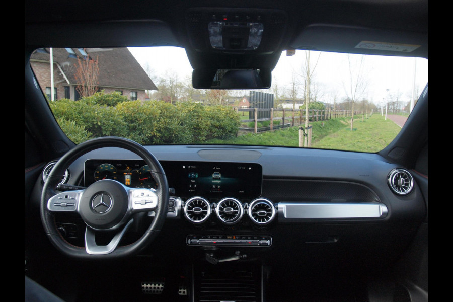 Mercedes-Benz Glb 200 Business Solution AMG 7 persoons | Panoramadak | Trekhaak | Burmester | Sfeerverlichting | Camera |