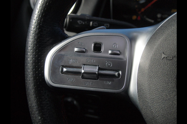 Mercedes-Benz Glb 200 Business Solution AMG 7 persoons | Panoramadak | Trekhaak | Burmester | Sfeerverlichting | Camera |