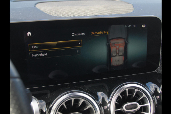 Mercedes-Benz Glb 200 Business Solution AMG 7 persoons | Panoramadak | Trekhaak | Burmester | Sfeerverlichting | Camera |