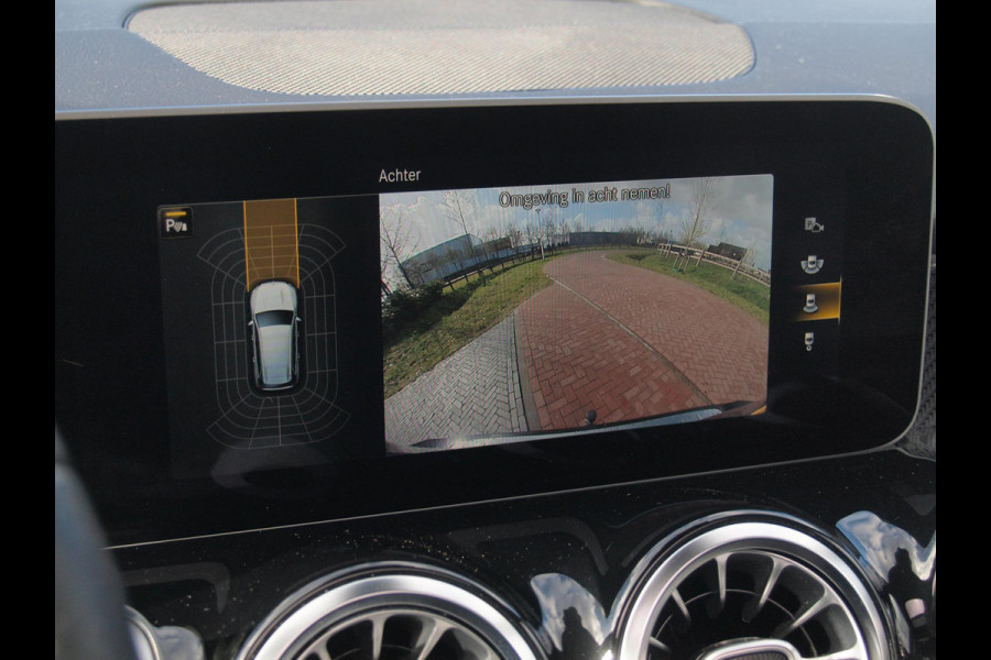 Mercedes-Benz Glb 200 Business Solution AMG 7 persoons | Panoramadak | Trekhaak | Burmester | Sfeerverlichting | Camera |