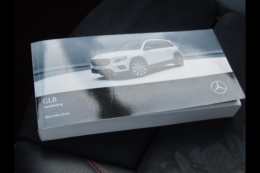 Mercedes-Benz Glb 200 Business Solution AMG 7 persoons | Panoramadak | Trekhaak | Burmester | Sfeerverlichting | Camera |