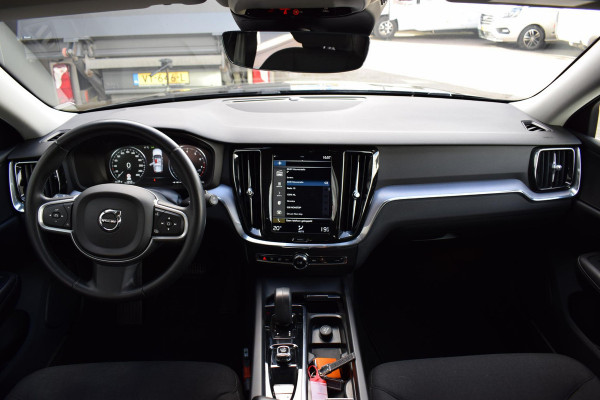 Volvo V60 2.0 B3 Momentum Business | Trekhaak | Apple CarPlay | ACC | Climate