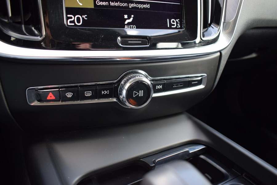 Volvo V60 2.0 B3 Momentum Business | Trekhaak | Apple CarPlay | ACC | Climate